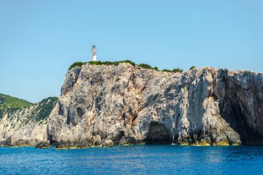 Kayalık uçurum ve deniz feneri ile Seascape, Yunanistan.