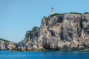 Kayalık uçurum ve deniz feneri ile Seascape, Yunanistan.