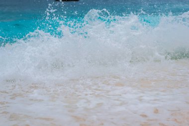 Parlak turkuaz su ile deniz kıyısı