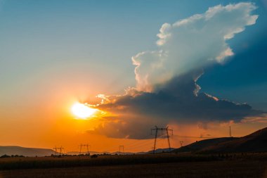 günbatımı gökyüzü ve elektrik direkleri