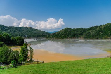 zehirli kirli göl su, ekosistem kirliliği Romanya'da siyanür