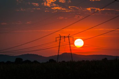 kırmızı güneş ve gökyüzünde, elektrik direkleri iletim günbatımı