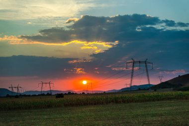 Güneş ve gökyüzünde, elektrik direkleri iletim günbatımı