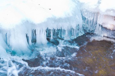 şelale donmuş buz sarkıtları ve yeşil yosun çim erime 