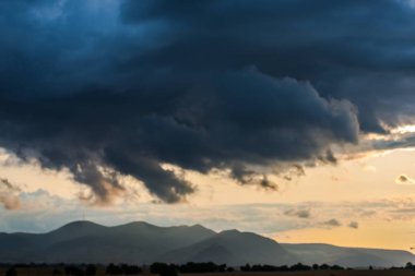 Gün batımı alan arka plan, bulutlu gökyüzü.