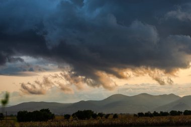 Gün batımı alan arka plan, bulutlu gökyüzü.