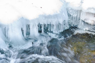 şelale donmuş buz sarkıtları ve yeşil yosun çim erime 