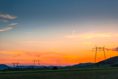 ağaçlar, doğa kavramı ile kırsal alandaki günbatımı gökyüzü 