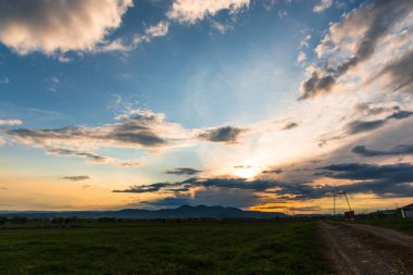 günbatımı gökyüzü bulutlu ağaçlar, doğa kavramı ile kırsal alandaki 