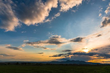bulutlar ve dağ tepeleri ile güzel günbatımı gökyüzü 