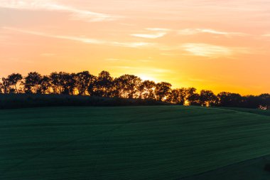 günbatımı gökyüzü güneş Parlatıcı ve alan manzara ile 