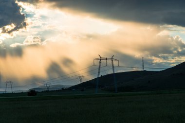 görkemli günbatımı gökyüzü ve elektrik direkleri