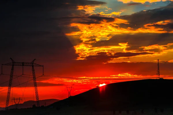 Majestoso Laranja Céu Pôr Sol Vermelho Postes Elétricos — Fotografia de Stock