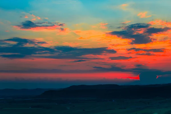 赤の美しい夕焼け空と風景 — ストック写真