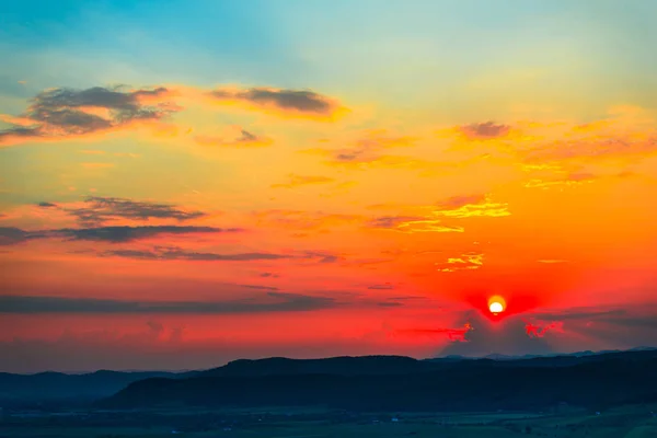 明るいオレンジ色の赤い美しい夕焼け空 — ストック写真