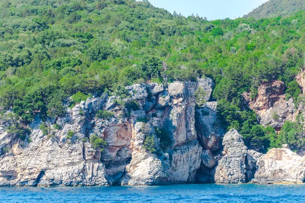 Deniz Kayalıklarla Dag — Stok fotoğraf