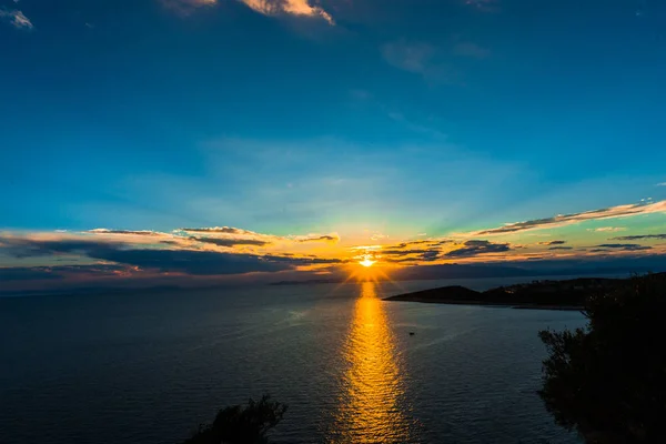 Majestoso Pôr Sol Mar Com Colorido Céu Dramático — Fotografia de Stock