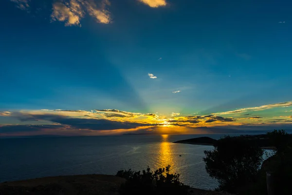 Majestätischer Sonnenuntergang Auf See Mit Farbenfrohem Dramatischen Himmel — Stockfoto