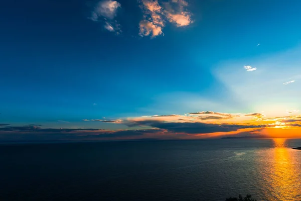 Majestoso Pôr Sol Mar Com Colorido Céu Dramático — Fotografia de Stock