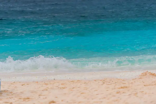 Mar Com Água Azul Turquesa Brilhante — Fotografia de Stock