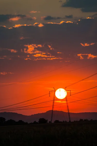 Słońce Zachód Słońca Niebo Słupy Dziedzinie — Zdjęcie stockowe