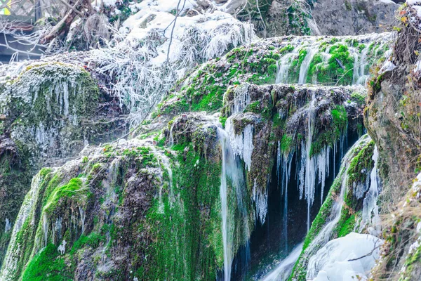 Cascada Fusión Con Carámbanos Congelados Hierba Musgo Verde — Foto de Stock