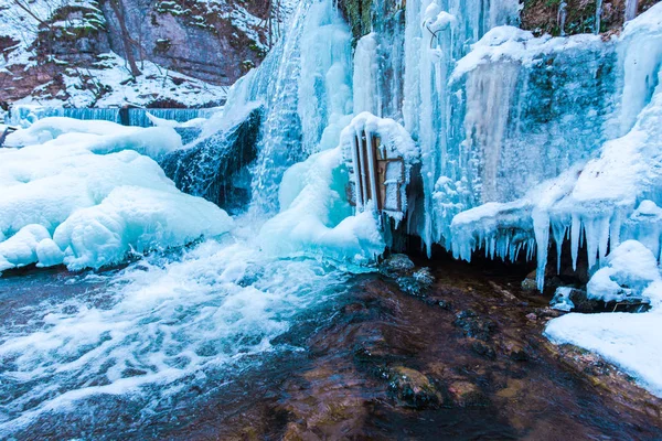 Schmelzender Wasserfall Mit Gefrorenen Eiszapfen Und Grünem Moosgras — Stockfoto