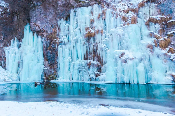 Cascada Fusión Con Carámbanos Congelados Hierba Musgo Verde — Foto de Stock