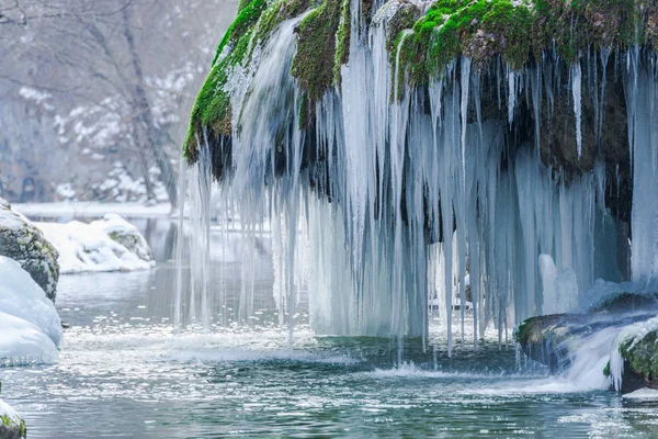Cascada Fusión Con Carámbanos Congelados Hierba Musgo Verde — Foto de Stock