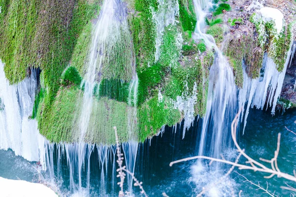Танення Водоспаду Замерзлими Бурульками Зеленою Травою Моху — стокове фото