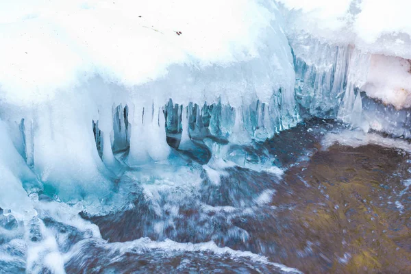 Cascada Fusión Con Carámbanos Congelados Hierba Musgo Verde —  Fotos de Stock