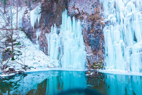 Cachoeira Derretida Com Gelo Congelado Grama Musgo Verde — Fotografia de Stock