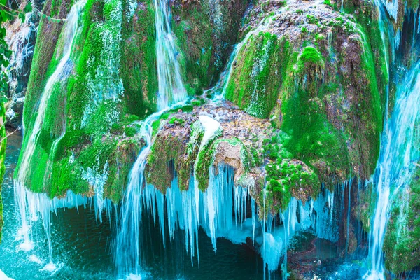 Cachoeira Derretida Com Gelo Congelado Grama Musgo Verde — Fotografia de Stock