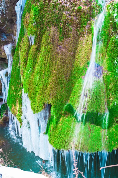 Τήξη Καταρράκτη Κατεψυγμένα Icicles Και Βρύα Πράσινο Γρασίδι — Φωτογραφία Αρχείου