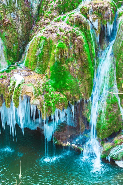 Cachoeira Derretida Com Gelo Congelado Grama Musgo Verde — Fotografia de Stock