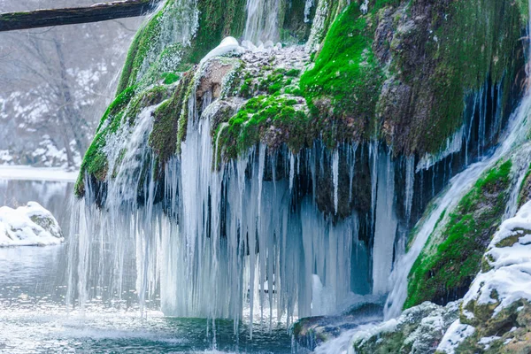 Cascada Fusión Con Carámbanos Congelados Hierba Musgo Verde — Foto de Stock