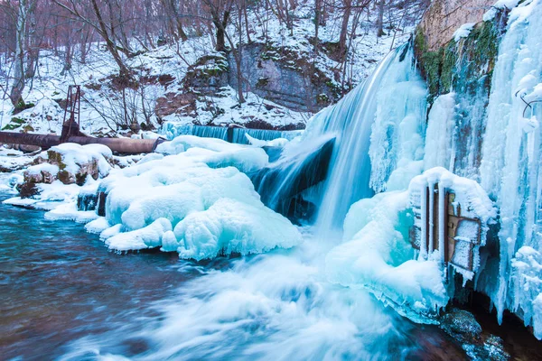 Cachoeira Derretida Com Gelo Congelado Grama Musgo Verde — Fotografia de Stock