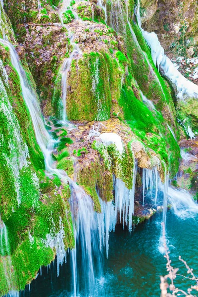 Cachoeira Derretida Com Gelo Congelado Grama Musgo Verde — Fotografia de Stock