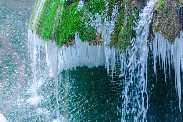 Olvadó Waterfall Fagyasztott Jégcsapok Zöld Moha — Stock Fotó