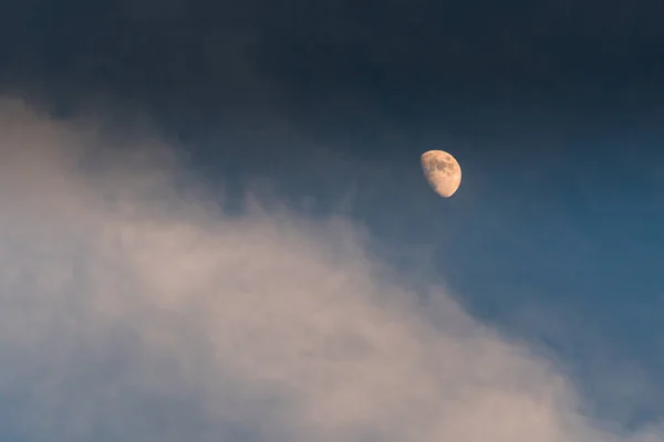 夕方の空に明るい月 — ストック写真