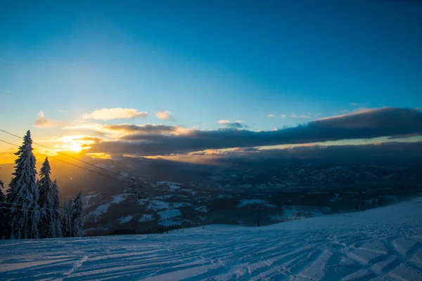 Neve Coberta Estância Esqui Montanhas Céu Por Sol — Fotografia de Stock