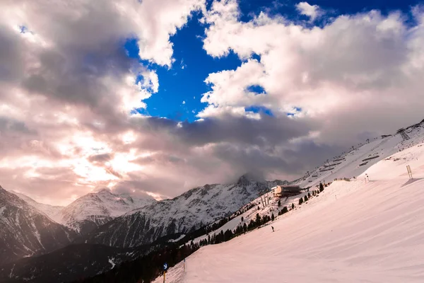 Cielo Azul Con Nubes Las Montañas Cubiertas Nieve Invierno — Foto de Stock