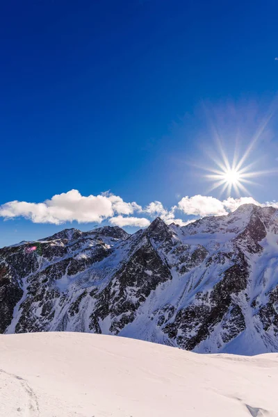 Cielo Con Nuvole Sole Splendente Montagne Innevate — Foto Stock