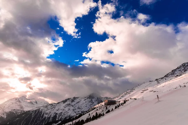 Cielo Azul Con Nubes Las Montañas Cubiertas Nieve Invierno — Foto de Stock