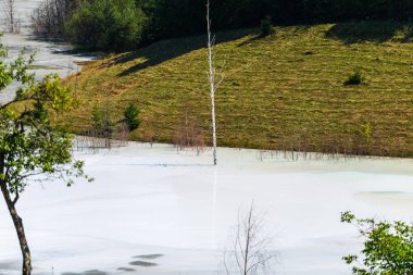 gri kuru kirli göl yüzeyi ve dağlar tepeler 