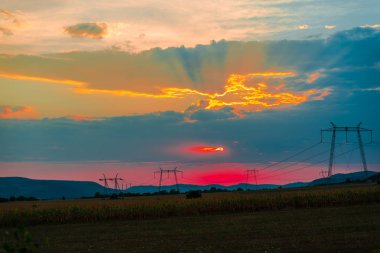 görkemli kırmızı günbatımı gökyüzü ve elektrik direkleri