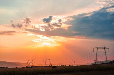 görkemli kırmızı günbatımı gökyüzü ve elektrik direkleri