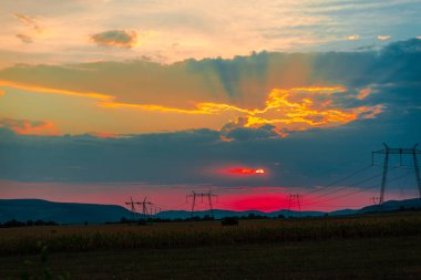 görkemli kırmızı günbatımı gökyüzü ve elektrik direkleri