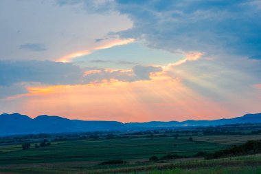 Gün batımı alanı arka planı, turuncu gökyüzü.