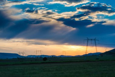 görkemli günbatımı gökyüzü ve elektrik direkleri 
